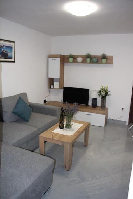 Apartman M&A&M Karlobag 2 Minute Away From Beach エクステリア 写真